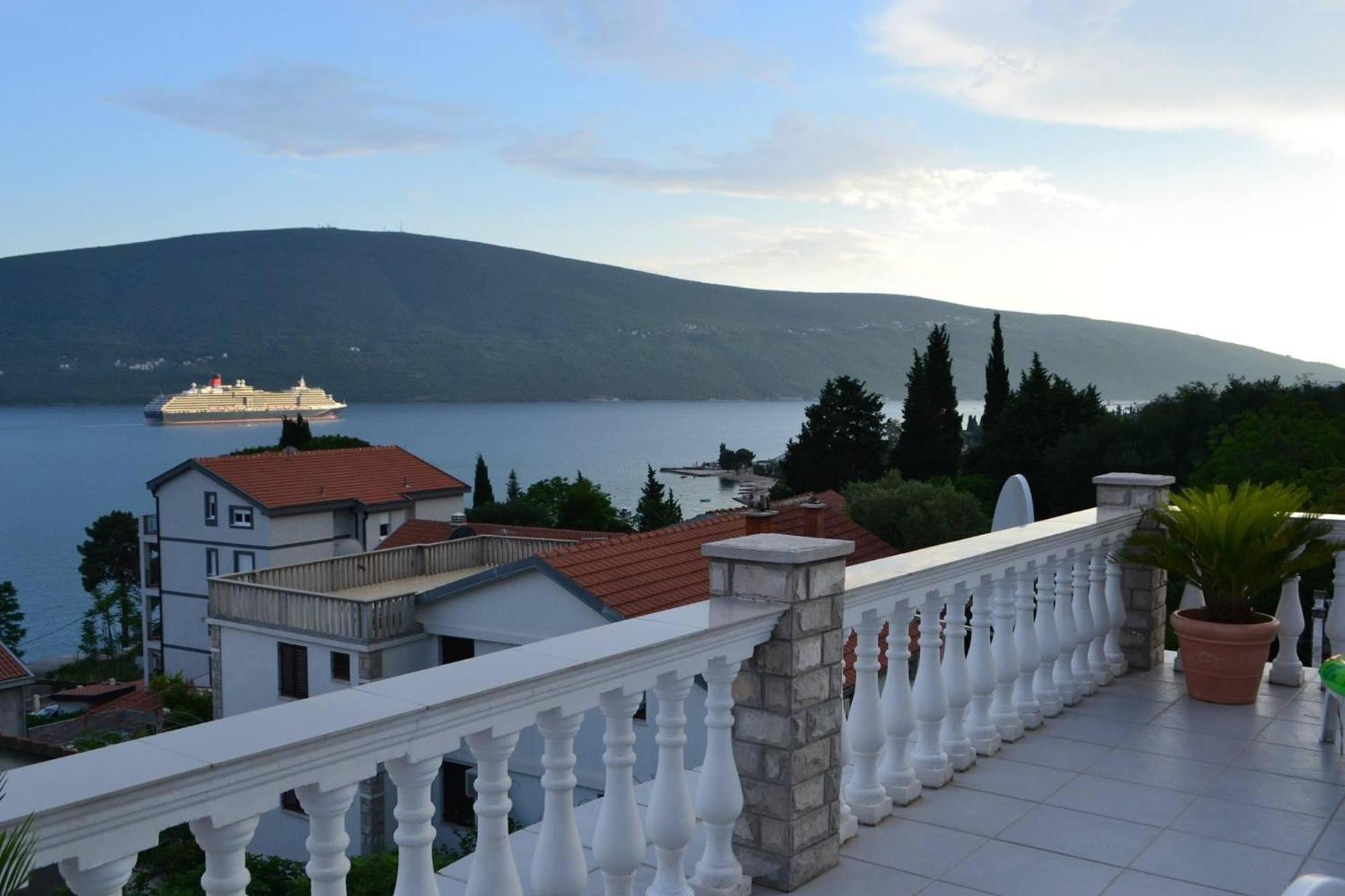 Aparthotel Family House With Pool & Sea View à Bijela Extérieur photo