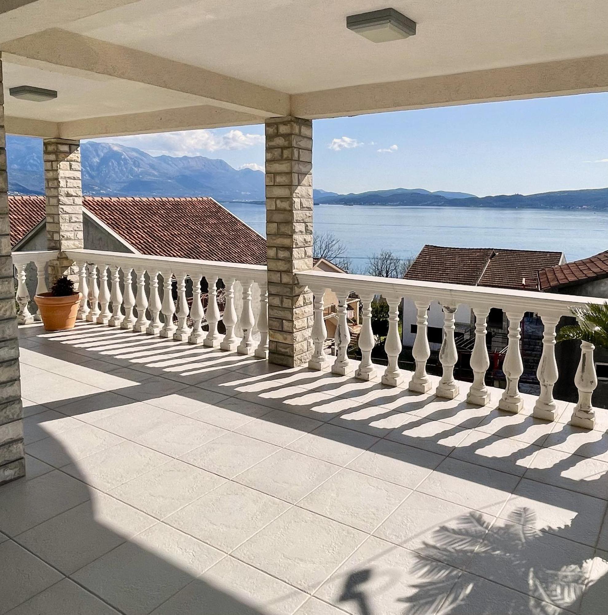 Aparthotel Family House With Pool & Sea View à Bijela Extérieur photo